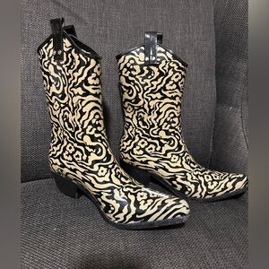 Stylish Black and Cream Women's Rain ☔️ Boots